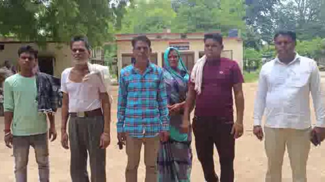 ललितपुर। पुलिस कि बर्बरता घर मे पुत्रो के बीच हो रहे विवाद को देखते हुए पिता ने बुलाई 112 पुलिस 