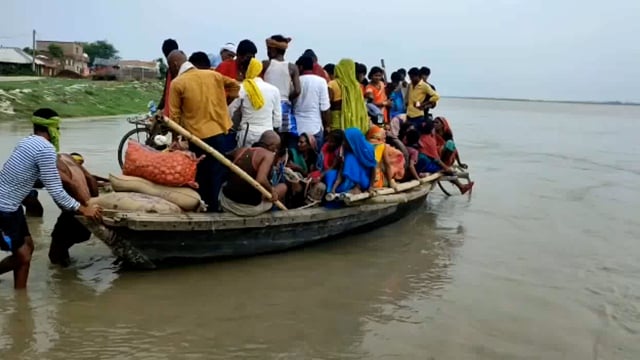 सिमरी बख्तियारपुर प्रखंड के मुख्य कोसी नदी में बढ़ा जलस्तर, जान जोखिम में डालकर नदी पार कर रहे हैं लोग
