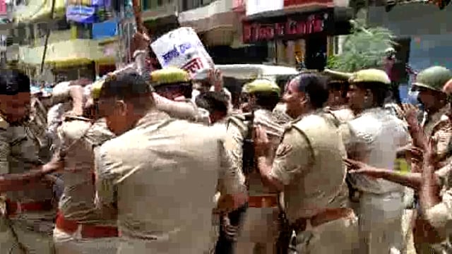 बालसन चौराहे, महगाई पर कोंग्रेसी भड़के, किया जमकर प्रदर्शन, पुलिस ने कोंग्रेसियों को भरा बज्र वैन में