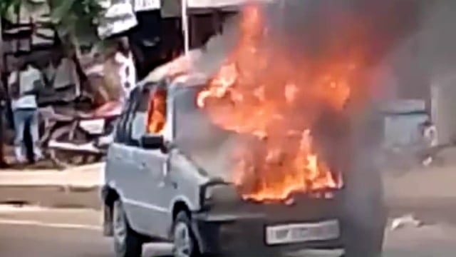 चलती कार बनी आग का गोला, कार सवार ने भागकर बचायी जान



