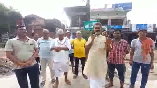 कुंडा के भदरी में राजा भैया के पिता उदय प्रताप सिंह को हाउस अरेस्ट करने के बाद कुंडा क्षेत्र की प्रमुख बाजारे हुई बन्द 