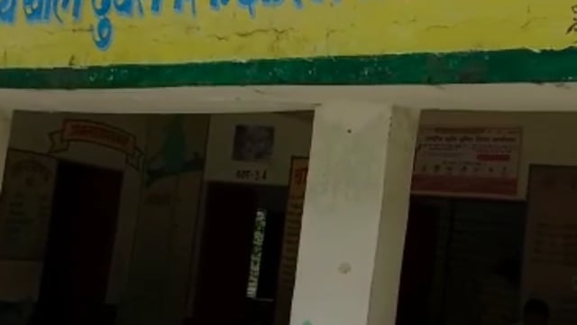 तरबगंज सिगहा चंदा के परिषदीय विद्यालय में स्वास्थ्य विभाग में कैंप लगाकर 50 लोगों को कोराना से बचाव हेतु लगाया टीका