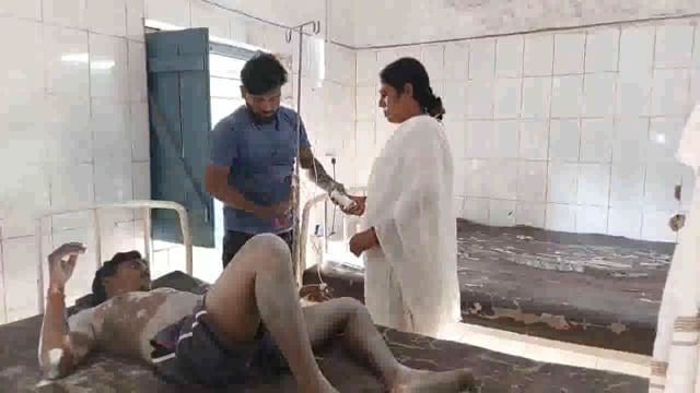 परना डाबर गांव के समीप करंट से एक बिजली कर्मी झुलसा,बेहतर इलाज के लिए सदर अस्पताल नवादा रेफर