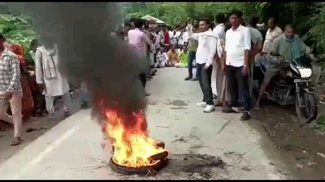 बलिया बैलोन पंचायतों में बिजली की समस्या से आक्रोश फूटा लोगों का गुस्सा ग्रामीणों ने किया विरोध प्रदर्शन