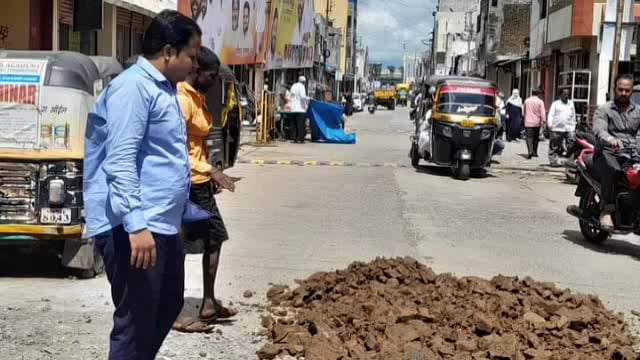 प्रभाग क्रमांक 8 मध्ये रस्त्याचे खड्डे बुजवण्याचे काम सुरू,राष्ट्रवादी काँग्रेस पक्षाच्या मागणीची घेतली दखल