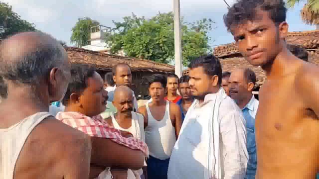 भाजपा के विधान सभा के पूर्व प्रत्यासी अर्जुन रांम के पुत्र बबलू कुमार ने वज्रपात से  मृतक के परिजनों से मिले 


