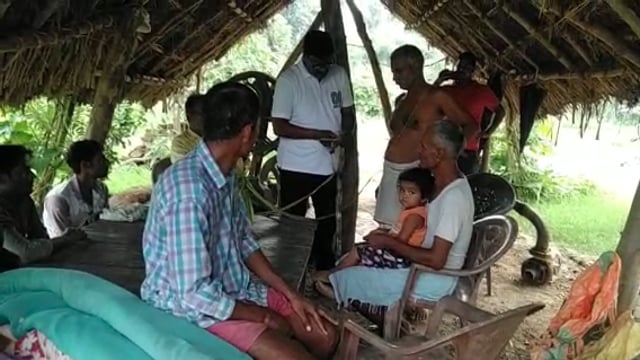 वजीरगंज के ग्राम सभा भिटिया में बजाज चीनी मिल के केन मैनेजर उत्कृष्ट किसानों से मुलाकात कर गन्ना के रोग तथा रोकथाम की दी