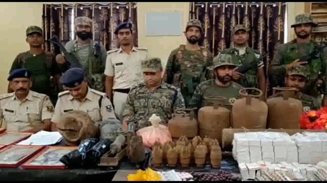 पुलिस एवं सीआरपीएफ कोबरा बटालियन के संयुक्त नेतृत्व में चलाए गए शैडो ऑपरेशन में भारी मात्रा में विस्फोटक पदार्थ बरामद ।#