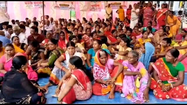 अस्पताल चौराहा स्थित श्रम कल्याण के मैदान में एक 11 सूत्री मांगों को लेकर सरपंच उपसरपंच पंच के द्वारा एक दिवसीय धरना,