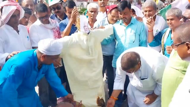 नालंदा: बढ़ती महंगाई बेरोजगारी के खिलाफ कांग्रेस कार्यकर्ताओं ने अस्पताल चौराहा पर प्रधानमंत्री का फूंका पुतला।