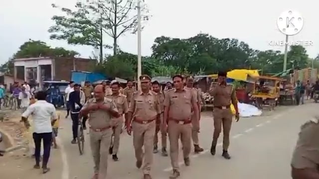 जनपद बहराइच के खैरी घाट थाना क्षेत्र के विभिन्न चौक चौराहों पर पुलिस भारी बल के साथ किया पैदल गस्त
