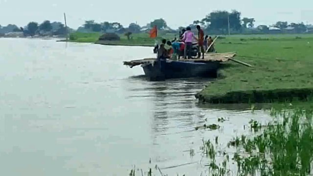 सिमरी बख्तियारपुर प्रखंड के कोसी नदी उफान पर कई पंचायतों में फैला बाढ़ का पानी, आवागमन हुआ बंद