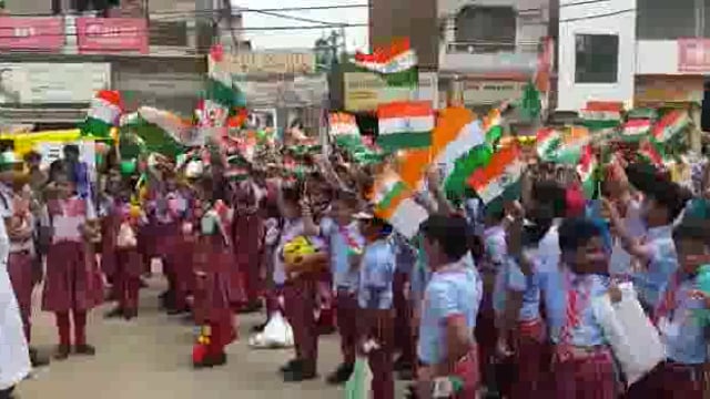 छात्र,छात्राओं ने तिरंगा यात्रा निकालकर लोगों में भरा देशभक्ति का जोश