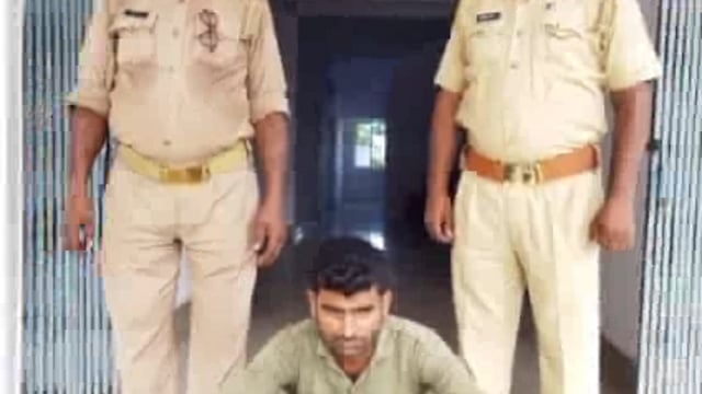 बोझा मोड़ के पास से 10 लीटर अवैध कच्ची शराब के साथ एक अभियुक्त को मुर्तिहा पुलिस ने किया गिरफ्तार