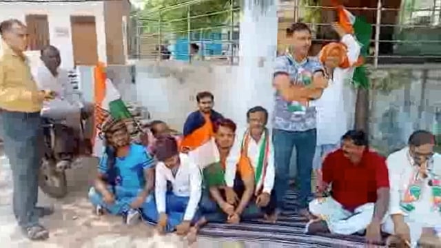 गुरसराय में महंगाई बेरोजगारी के विरोध में शांतिपूर्ण धरना कर कांग्रेसियों ने जताया अपना आक्रोश