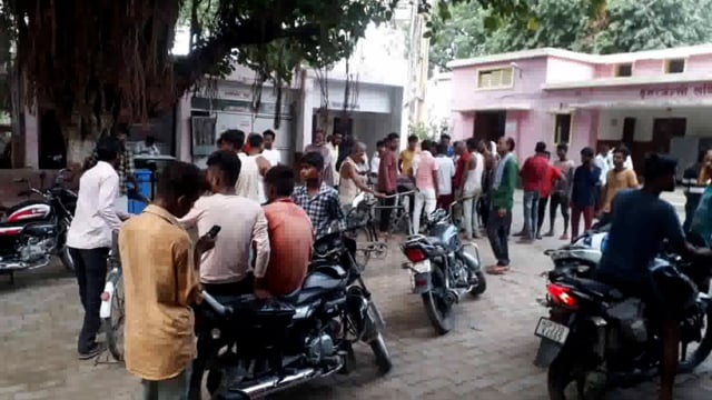 डलमऊ रायबरेली। बाथ टब में गिरने से एक ढाई माह के बच्चे की मौत हो गई। मौत की खबर सुनकर परिजनों में कोहराम म