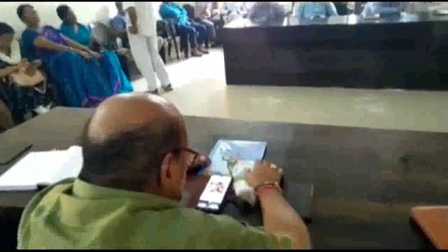 तरबगंज :अपर जिला अधिकारी की अध्यक्षता में हुआ संपूर्ण समाधान दिवस का आयोजन मोबाइल पर फेसबुक चलाते दिखे अधिकारी