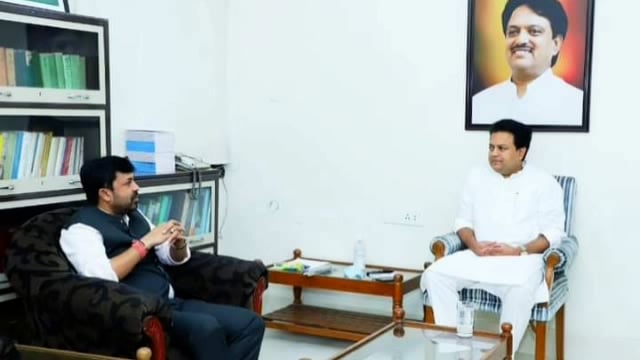 माजी गृहराज्यमंत्री संजय बनसोडे यांनी बाभळगाव येथे आमदार अमित देशमुख यांची घेतली सदिच्छा भेट