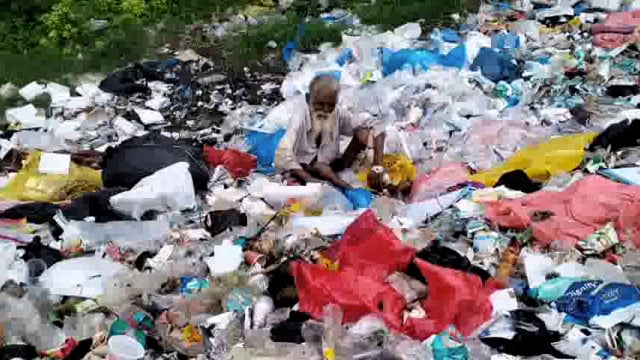 जिला अस्पताल में कूड़े के ढेर में पड़े मिले शौकत इटवा के है निवासी ।