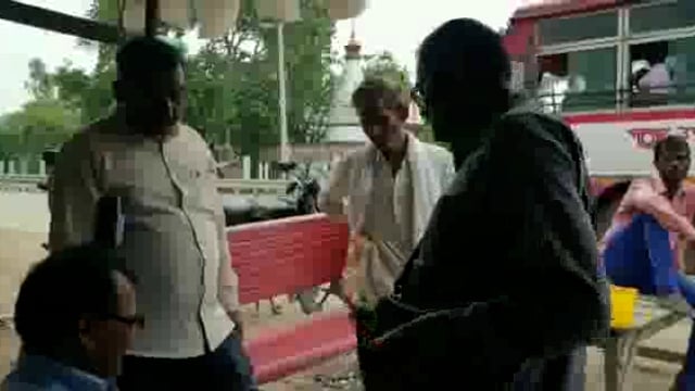 हैदरगढ़ क्षेत्र में लखनऊ सुल्तानपुर हाईवे पर यातायात निरीक्षक ने की बसों की चेकिंग परिचालकों में मचा हड़कंप