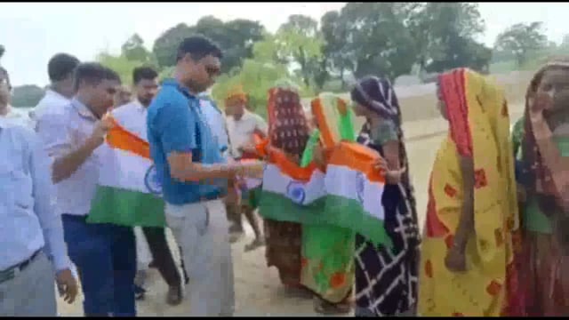 मनकापुर: जिला अधिकारी ने अमृत सरोवर तालाब का किया औचक निरीक्षण