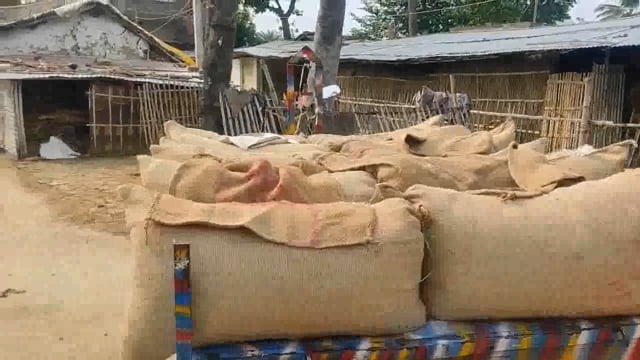 सिमरी बख्तियारपुर थाना क्षेत्र के महखड़ पंचायत के बगरोली से चावल बेचने के प्रयास में ग्रामीणों ने पकड़ पुलिस के हवाले 