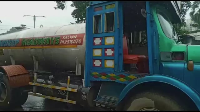 कल्याण नेट वर्ली नाका पर पानी का टैंकर आया रिवर्स