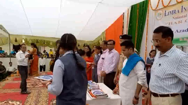 एटा। लिमरा इंटरनेशनल स्कूल में हर घर तिरंगा अभियान के तहत वितरित किए गए ध्वज, मौजूद रहे डीएम, एसएसपी व एमएलसी