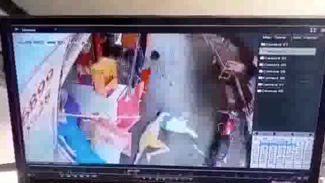 लालगंज कस्बे में कूड़ा डालने को लेकर दो पक्षों की मारपीट का वीडियो सीसीटीवी कैमरे में कैद