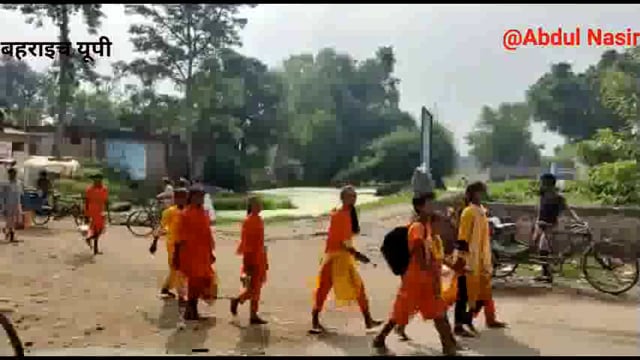 नेपाल की बागेश्वरी मंदिर में से में जल चढ़ा कर वापस लौटा कावड़ियों का जत्था

नानपारा बहराइच सीमावर्ती जनपद बहराइच में इन 