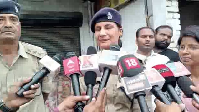 रायबरेली में सोमू ढाबा के मालिक सुरेश यादव की 6 करोड़ से ज़्यादा की संपत्ति कुर्क हुई है। सीओ ने दी मामले की जानकारी