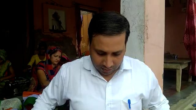 रायबरेली हर घर तिरंगा अभियान की तैयारी शुरू समूह की महिलाओं के द्वारा बनाए जा रहे तिरंगा।