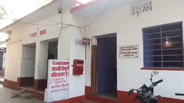 यात्री बस से शनिवार शाम दो युवक को शराब के साथ गिरफ्तार किया है।