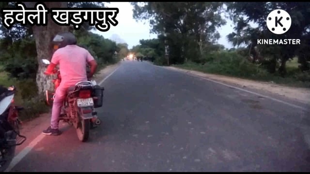 हवेली खड़गपुर कच्ची मोड़ के समीप एक पिकअप वाहन बाइक करने के क्रम में गड्ढे में जा गिरा