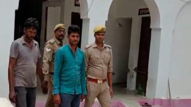 जनपद बहराइच खरीघाट थाने की पुलिस ने आरानवा मोड़ से चोरी के मामले मैं वंछित दो लोग को अवैध तमंचा व जिंदा कारतूस सहित