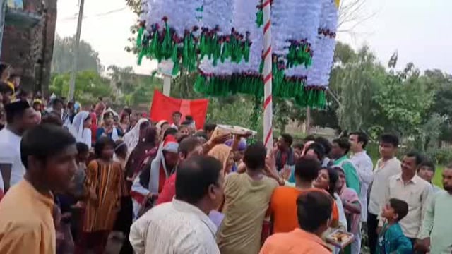 इटवा तहसील क्षेत्र के बिस्कोहर पश्चिम टोले की गणिकाओं ने मोहर्रम के सातवीं पर निकाला जुलूस ।