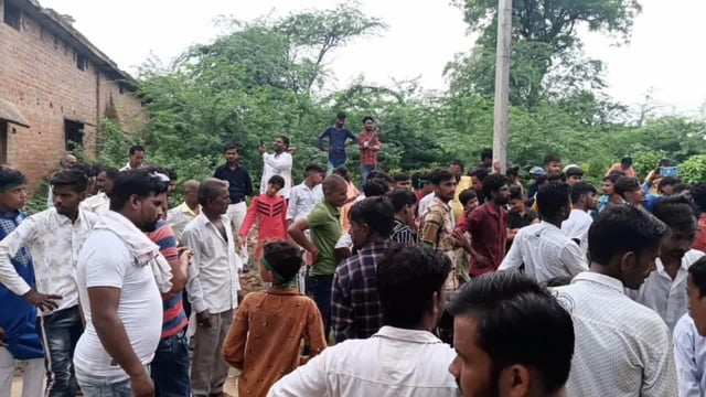 मोहर्रम की 7 तारीख को डलमऊ कस्बे के शेखवाड़ा मोहल्ले से नसीर अंसारी के आवास पर भारी संख्या में लोग एकत्रित हुए, जहाँ पर स