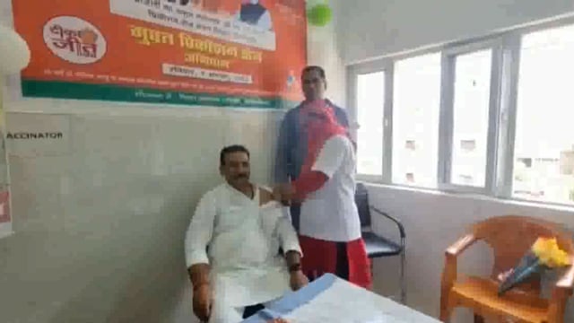 इटवा CHC पर अमृत महोत्सव के अंतर्गत पूर्व मंत्री सतीश द्विवेदी ने बूस्टर डोज लगवा कर बूस्टर अभियान का किया शुभारंभ ।