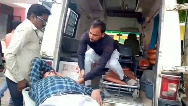 महमूदाबाद बिसवां रोड पर हुआ एक्सीडेंट , दो लोग हुए घायल।