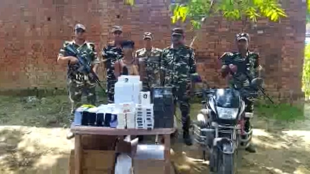 सिद्धार्थनगर जिले के ककरहवा बार्डर के पास एसएसबी के जवानों इलेक्ट्रॉनिक पार्ट की तस्करी करते समय 1 तस्कर को किया गिरफ्ता