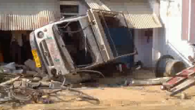 चुनार मिर्जापुर: विद्युत पोल से टकराती ट्रक घर में घुसी