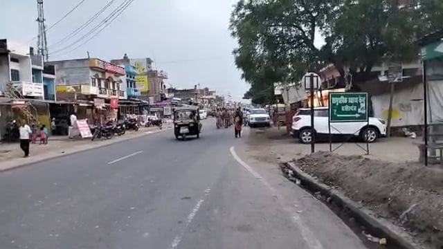 वजीरगंज थाना अध्यक्ष के नेतृत्व में पुलिस ने पैदल गस्त कर कानून व्यवस्था मजबूत करने का दिया संदेश 