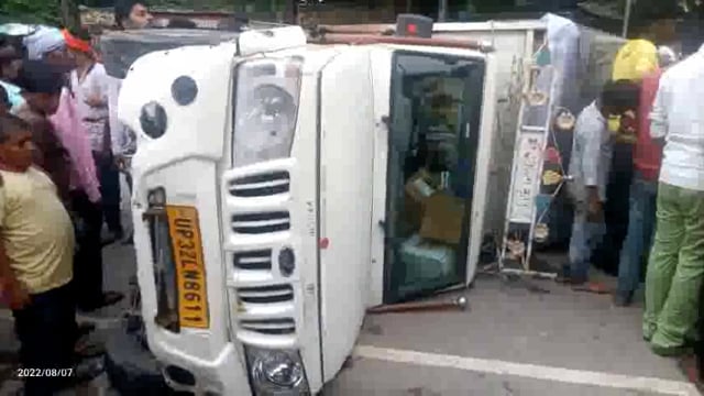 तेज रफ्तार पिकअप अनियंत्रित हो बाइक सवार होमगार्ड पर पलटी दोनों की हालत गंभीर।