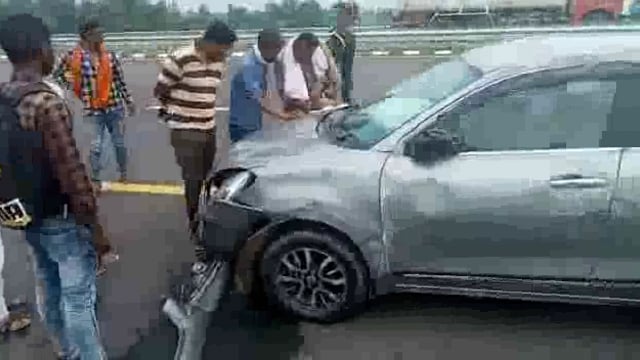 पूर्वांचल एक्सप्रेस वे पर ओवरटेक करने के चक्कर में आपस में भिड़ी दो डिजायर कार यात्रियों को आई मामूली चोटें