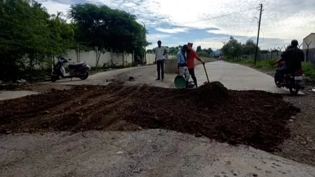 शहरातील विविध भागात रस्त्यावर पडलेले खड्डे बुजवण्याचे काम नगरपरिषदेने केले सुरू 