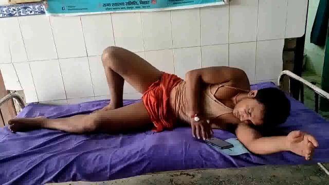 तेज रफ्तार ट्रक की चपेट मे आने से महिला घायल, चालक की पिटाई