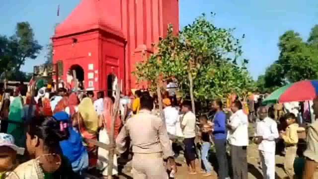 वजीरगंज :सावन माह के अंतिम सोमवार पर सिद्ध पीठ बालेश्वर नाथ मंदिर पर हजारों की संख्या में शिव भक्तों ने किया जलाभिषेक