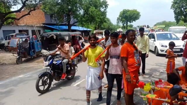 गुरसरांय कस्बे में भव्य रूप से निकाली गई विशाल कावड़ यात्रा सुरक्षा के लिए भारी संख्या में पुलिस प्रशासन रहा उपस्थित