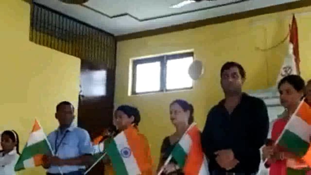 एटा। लायंस क्लब जोन चेयर पर्सन अनुज प्रताप ने केशव सरस्वती विद्या मंदिर में छात्र छात्राओं को वितरित किए राष्ट्रीय ध्वज