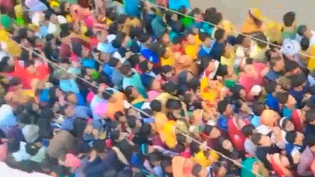 एटा। सावन के अंतिम सोमवार को प्रसिद्ध कैलाश मंदिर पर उमड़ी भक्तों की भीड़।